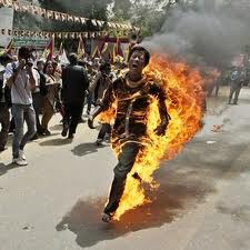 tebetian sets ablaze in delhi, janta rmantar, tebetian tries to suicide again